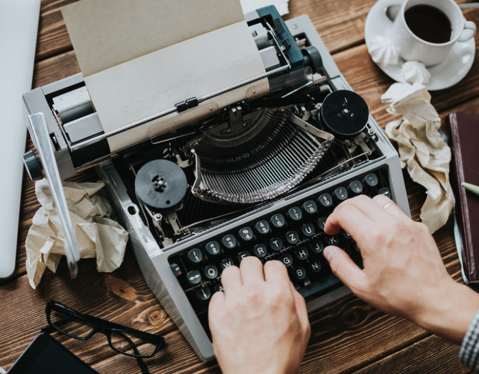 scrittura a macchina sceneggiatura o testo