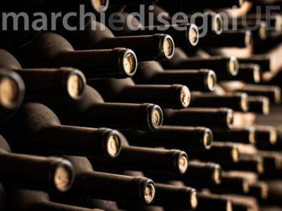 Bottiglie di vino chiuse con tappo di sughero