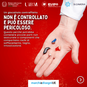 Grafica su sfondo rosso che mostra una mano aperta che regge minuscoli componenti elettronici, evidenziandone le dimensioni ridotte e pericolose.