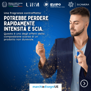 Banner su sfondo blu con i loghi istituzionali. Il testo dice: 'Una fragranza contraffatta POTREBBE PERDERE RAPIDAMENTE INTENSITÀ E SCIA. Questo è uno degli effetti della composizione scarsa di un prodotto non durevole.'. Un uomo con giacca blu spruzza un profumo da una boccetta, circondato da una nuvola di polvere dorata. In basso il logo marchiedisegniUE e una freccia a destra.