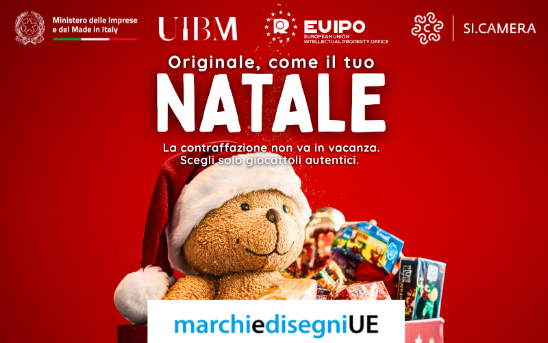 Banner su sfondo rosso con i loghi istituzionali del Ministero delle Imprese e del Made in Italy, UIBM, EUIPO e SI.CAMERA. Al centro, il titolo 'Originale, come il tuo NATALE' seguito dal messaggio 'La contraffazione non va in vacanza. Scegli solo giocattoli autentici'. Sotto, un orsacchiotto di peluche con cappello di Babbo Natale spunta da una scatola piena di regali. In basso il logo marchiedisegniUE.