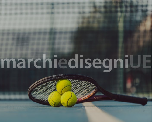 una racchetta a terra con 3 palle da tennis sotto sul campo di fronte alla rete.